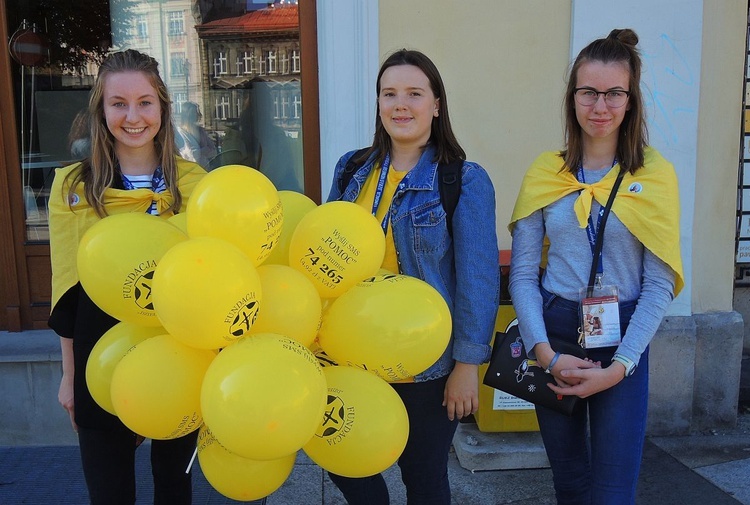 Papiescy stypendyści na bielskim pl. Chrobrego