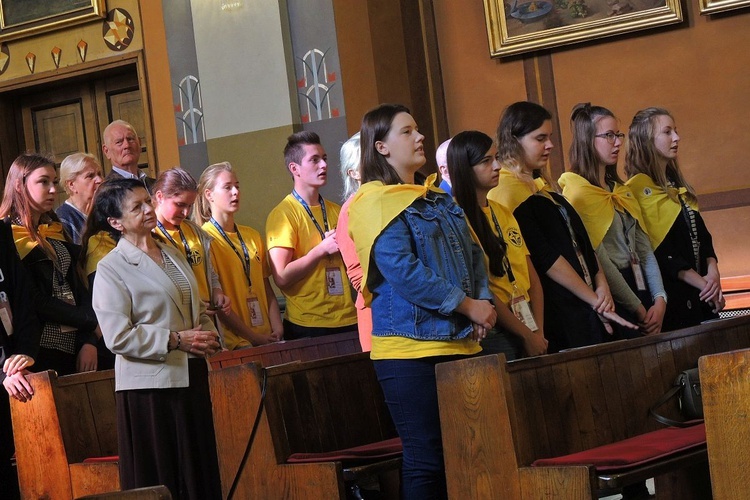 Papiescy stypendyści na bielskim pl. Chrobrego