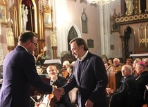 Dyplom i medal Prezydenta Miasta Radomia odebrał Zbigniew Skuza. Z lewej Radosław Witkowski