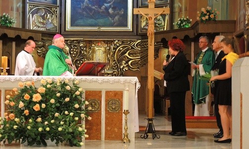 Elżbieta Kralczyńska, prezes KIK-u dziękowała bp. Tadeuszowi Rakoczemu za obecość i przewodniczenie Mszy św. rozpoczynającej Tydzień Kultury Chrześcijańskiej
