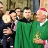 W czasie papieskiej Mszy św. biskup włączył do wspólnoty wiernych przez chrzest dziecko.