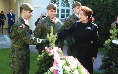 ▲	Georgette Mosbacher, ambasador USA w Polsce,  dziękowała polskim żołnierzom za wspólne działania  na rzecz bezpieczeństwa.