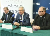 ▲	Konferencja prasowa z udziałem Tomasza Maruszewskiego, Krzysztofa Michalkiewicza oraz ks. prof. Andrzeja Kicińskiego.