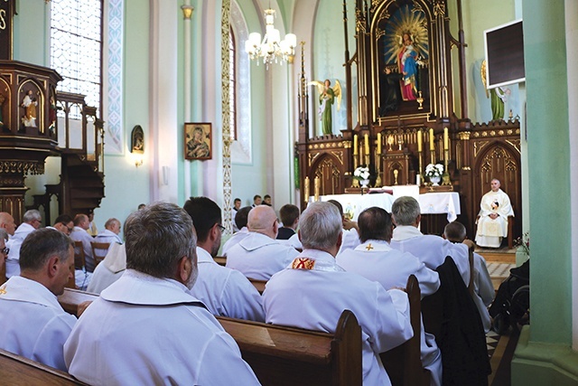 Do miejsca  narodzin świętego przybyło 114 jego zakonnych współbraci  z różnych części  Polski.