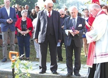 Ryszard Borowiec (z lewej) i Jan Domański posadzili dąb pamięci.