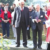 Ryszard Borowiec (z lewej) i Jan Domański posadzili dąb pamięci.