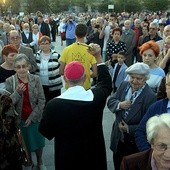 Biskup pobłogosławił plac. Obok – Armin Piela, stypendysta Fundacji Dzieło Nowego Tysiąclecia.