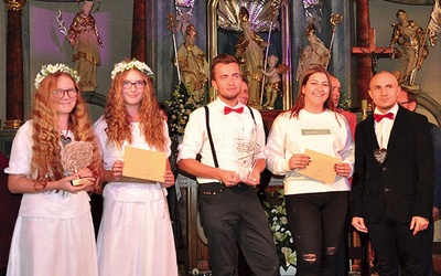 Nagrody odebrali przedstawiciele zespołów Akces (z lewej) i Work in Progress.