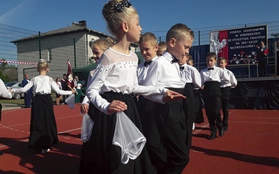▲	Uczniowie zatańczyli poloneza.