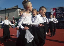 ▲	Uczniowie zatańczyli poloneza.