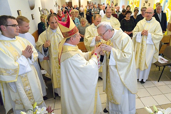 ▲	Po jubileuszowej Mszy św. relikwie bł. s. Ewy Bogumiły Noiszewskiej i s. Marty Wieckiej zostały przekazane do Radomskiego Centrum Onkologii. Odbiera je kapelan ks. Adam Orczyk. Z prawej ks. Radosław Kacprzak, kapelan szpitala na Józefowie.
