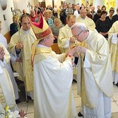 ▲	Po jubileuszowej Mszy św. relikwie bł. s. Ewy Bogumiły Noiszewskiej i s. Marty Wieckiej zostały przekazane do Radomskiego Centrum Onkologii. Odbiera je kapelan ks. Adam Orczyk. Z prawej ks. Radosław Kacprzak, kapelan szpitala na Józefowie.