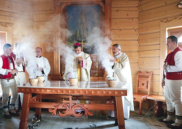 Poświęcenia ścian i ołtarza dokonał  bp Roman Pindel.