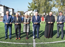 ▲	Symboliczną wstęgę przecięli m.in. dziekan głowieński ks. S. Banach, dyrektor placówki E. Kołodziej i starosta B. Jarota. 