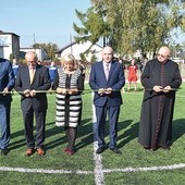 ▲	Symboliczną wstęgę przecięli m.in. dziekan głowieński ks. S. Banach, dyrektor placówki E. Kołodziej i starosta B. Jarota. 