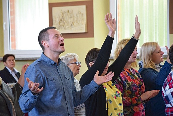 ◄	Podczas spotkania nie zabrakło pieśni uwielbienia.