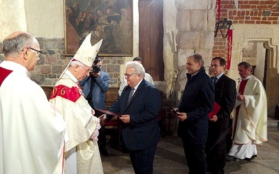 ▲	Ordynariusz łowicki otrzymał pisma z prośbą o rozpoczęcie procedury nadania archikolegiacie godności bazyliki mniejszej.