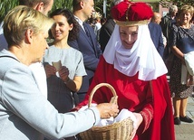 ►	Księżna jest bardzo mocno związana z miastem. Miała tu swój zamek, a mieszkańcom dała się poznać jako dobra pani rozdająca chleb ubogim.