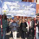 Uczestnicy pielgrzymki pokonali dystans dzielący oba sanktuaria, odmawiając Różaniec w intencji duchownych.