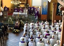 Mszy pogrzebowej 10 października przewodniczył bp Edward Dajczak. Obrzędy na cmentarzu poprowadził bp Paweł Cieślik.