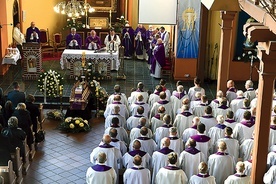 Mszy pogrzebowej 10 października przewodniczył bp Edward Dajczak. Obrzędy na cmentarzu poprowadził bp Paweł Cieślik.