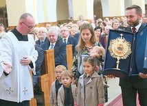 Monstrancja do adoracji Najświętszego Sakramentu. Dar parafian na jubileusz 80-lecia.