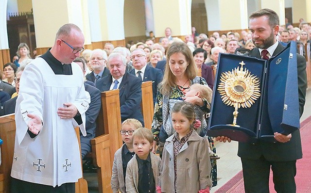 Monstrancja do adoracji Najświętszego Sakramentu. Dar parafian na jubileusz 80-lecia.