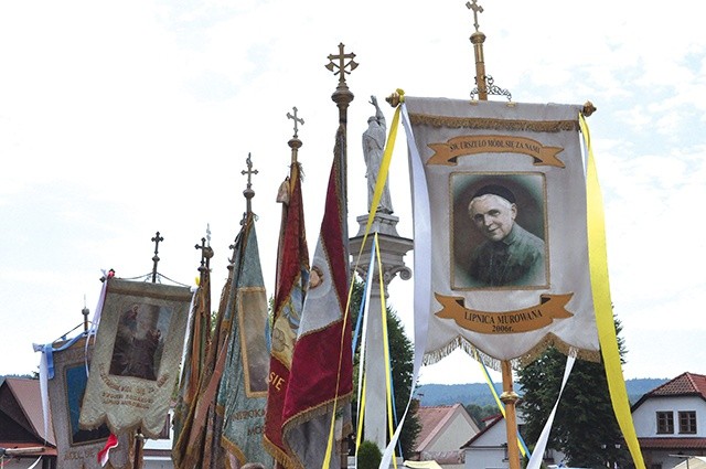 Feretron ze św. Urszulą niesiony podczas procesji w Lipnicy Murowanej.