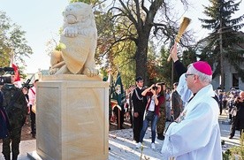 Lwa z piaskowca poświęcił bp Andrzej Siemieniewski.