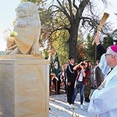 Lwa z piaskowca poświęcił bp Andrzej Siemieniewski.