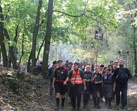 Jedną z grup, która zbiera się na pielgrzymkę do grobu świętej, są harcerze. Inną są młodzi z Katolickiego Stowarzyszenia Młodzieży...