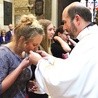 Młodzi Dolnoślązacy nie boją się wyjeżdżać na misje. Na zdjęciu: przyjęcie krzyża misyjnego przez wolontariuszkę podczas rozesłania w archikatedrze wrocławskiej.