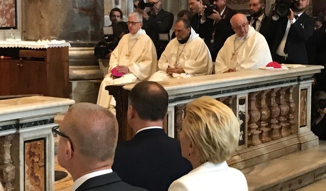 Abp Wiktor Skworc przy grobie Jana Pawła razem z parą prezydencką 