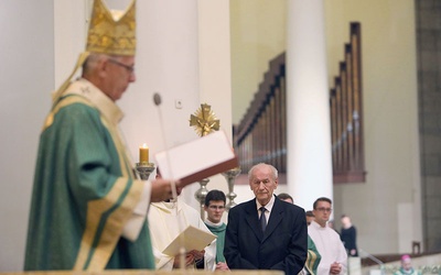 Nagrodę Lux ex Silesia prof. Mieczysławowi Chorążemu wręczył metropolita katowicki abp Wiktor Skworc.