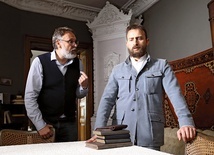 Reżyser Michał Rosa udziela ostatnich wskazówek aktorowi przed próbą kamerową.