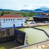 Kanał Panamski to wyjątkowa konstrukcja. Różnice poziomów pomiędzy oceanami wyrównują śluzy. Na zdjęciu śluza Miraflores.