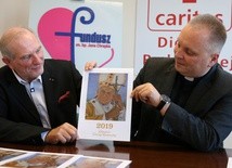 Kalendarz prezentowali ks. Robert Kowalski, dyrektor Caritas Diecezji Radomskiej, i Zbigniew Miazga z Funduszu im. bp. Jana Chrapka