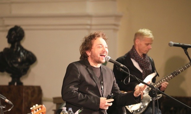 Koncert Mietka Szcześniaka w ewangelickim kościele Jezusowym