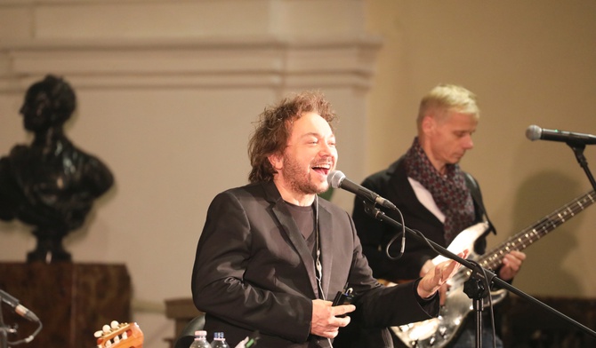 Koncert Mietka Szcześniaka w ewangelickim kościele Jezusowym