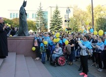 Z uczestnikami marszu przed katedrą spotkał się bp Henryk Tomasik