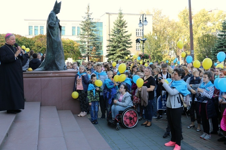 Z uczestnikami marszu przed katedrą spotkał się bp Henryk Tomasik