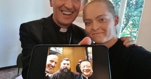 Bp Solarczyk rozmawiał z młodymi, w tym z Karoliną Kołodziejską z Łowicza