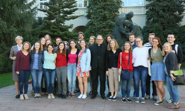 Grupa amerykańskich studentów zrobiła sobie pamiątkowe zdjęcie z ks. prof. Andrzejem Kicińskim, prorektorem KUL