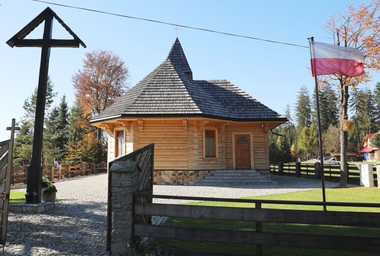 Poświęcenie odbudowanego po pożarze kościoła na Stecówce