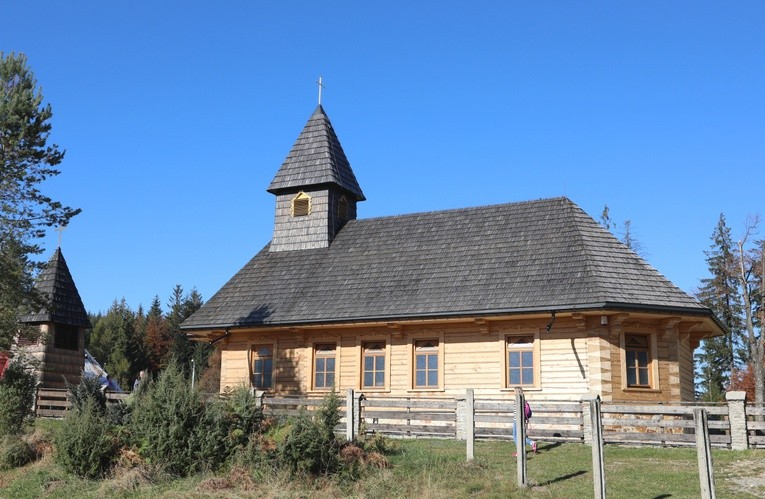 Poświęcenie odbudowanego po pożarze kościoła na Stecówce
