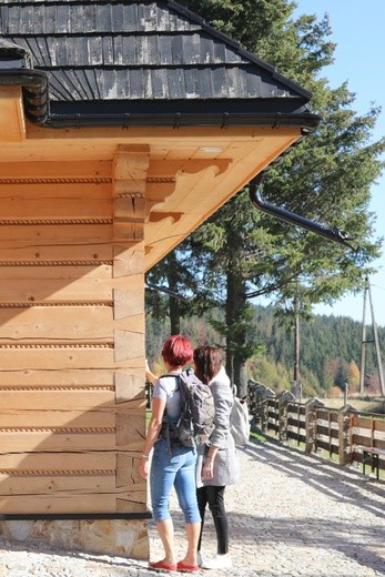 Poświęcenie odbudowanego po pożarze kościoła na Stecówce