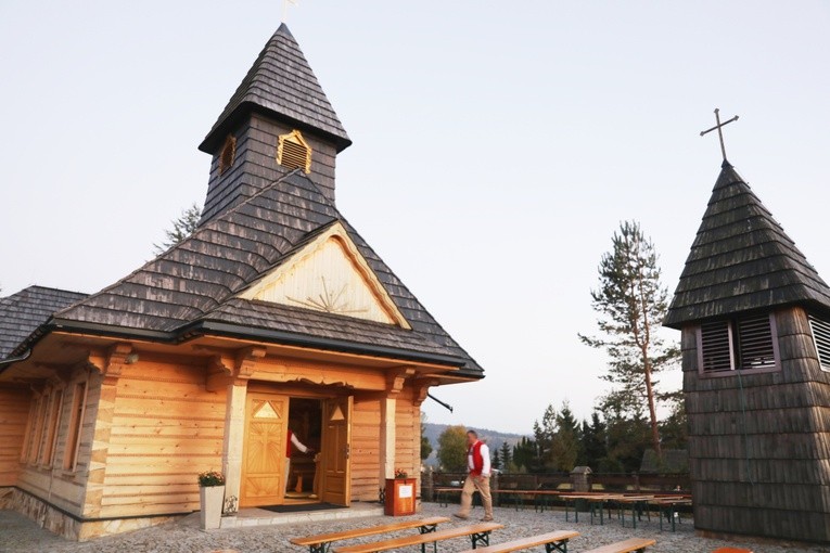 Poświęcenie odbudowanego po pożarze kościoła na Stecówce