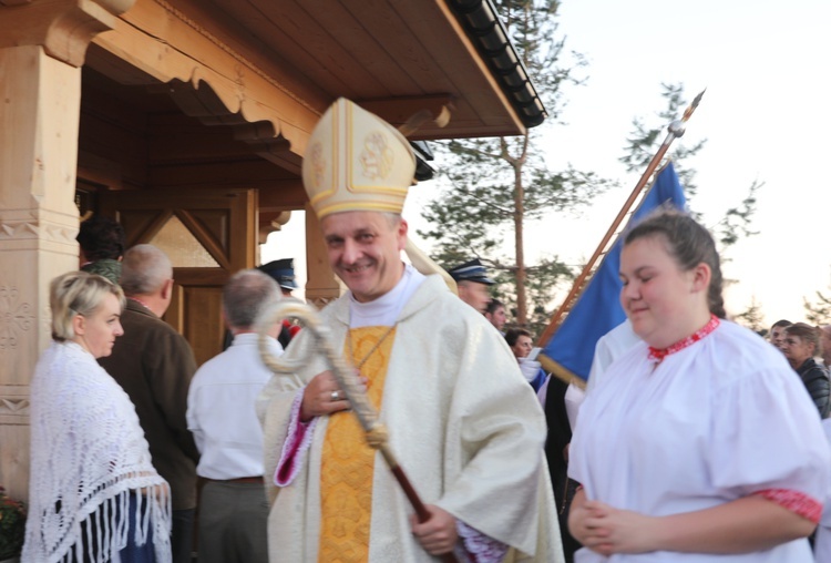 Poświęcenie odbudowanego po pożarze kościoła na Stecówce