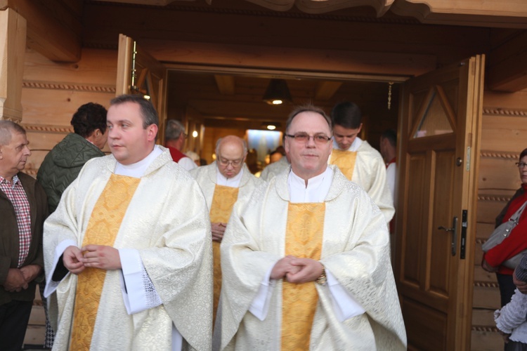 Poświęcenie odbudowanego po pożarze kościoła na Stecówce