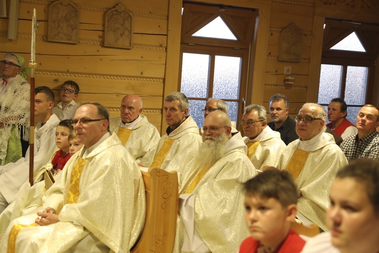 Poświęcenie odbudowanego po pożarze kościoła na Stecówce